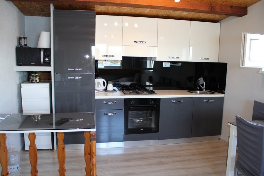 Nowoczesna kuchnia w domu w Chorwacji, idealna dla każdego, kto planuje zakup domu w Chorwacji i chce cieszyć się życiem nad morzem.