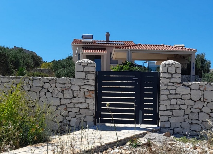 Nowoczesna kuchnia z białymi szafkami i małym oknem.