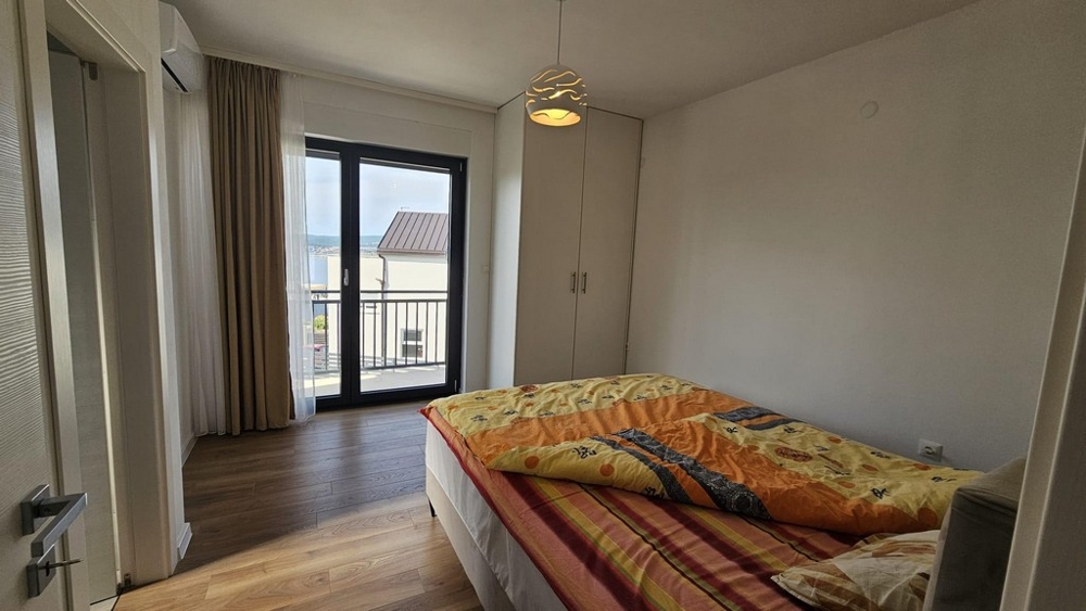 Sypialnia z balkonem i widokiem na morze