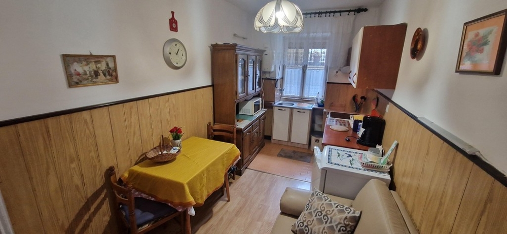 Przytulna kuchnia i jadalnia w domu w Crikvenicy