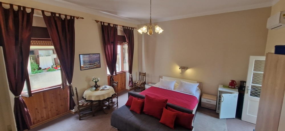 Duża sypialnia z częścią wypoczynkową i dużą ilością naturalnego światła