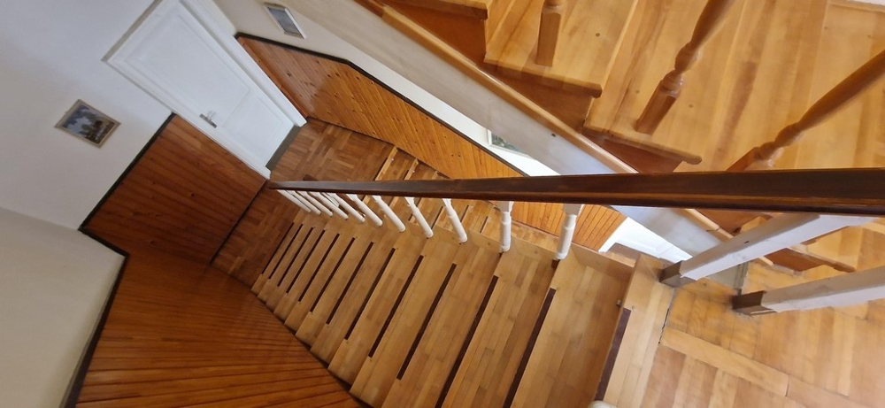 Drewniane schody i korytarz w domu w Crikvenicy