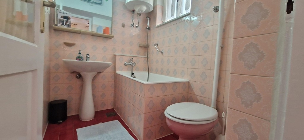 Łazienka z wanną i umywalką