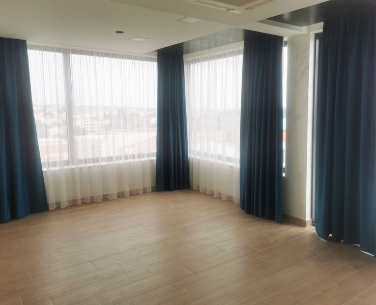 Kolejna sypialnia z wyjściem na taras i widokiem na basen