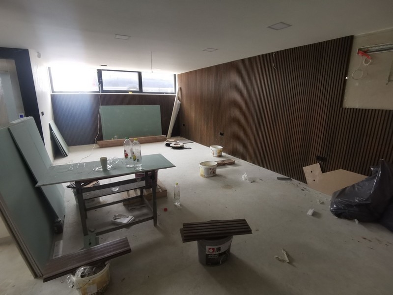 Przestronny salon w willi w trakcie ostatniego etapu remontu