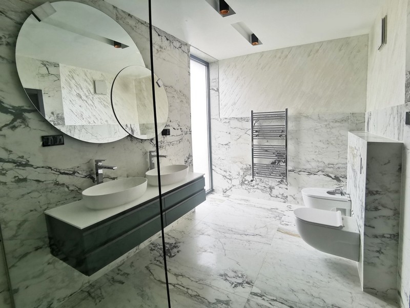 Pokój w piwnicy ze stołem bilardowym i innymi opcjami gier