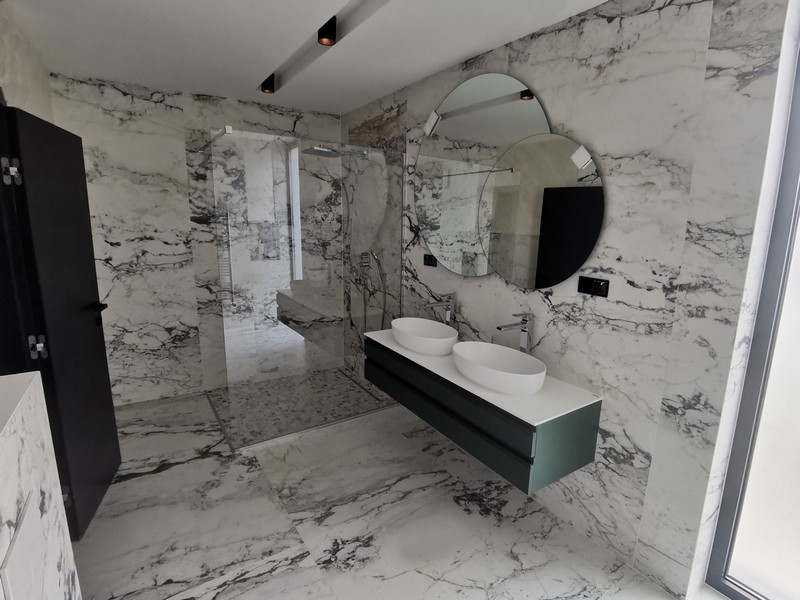 Nowoczesna łazienka z wysokiej jakości elementami marmurowymi i podwójną umywalką