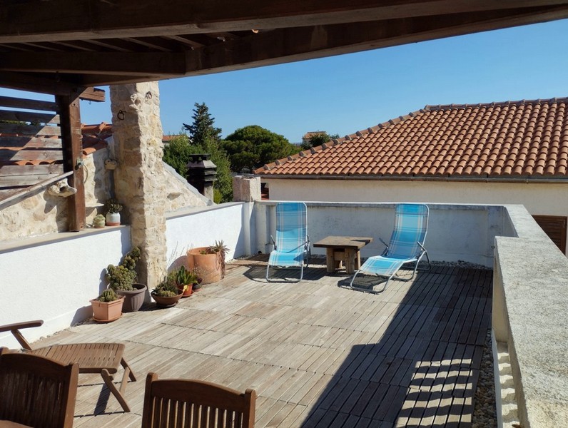 Na sprzedaż przestronny taras na dachu domu H3023 w Betina.