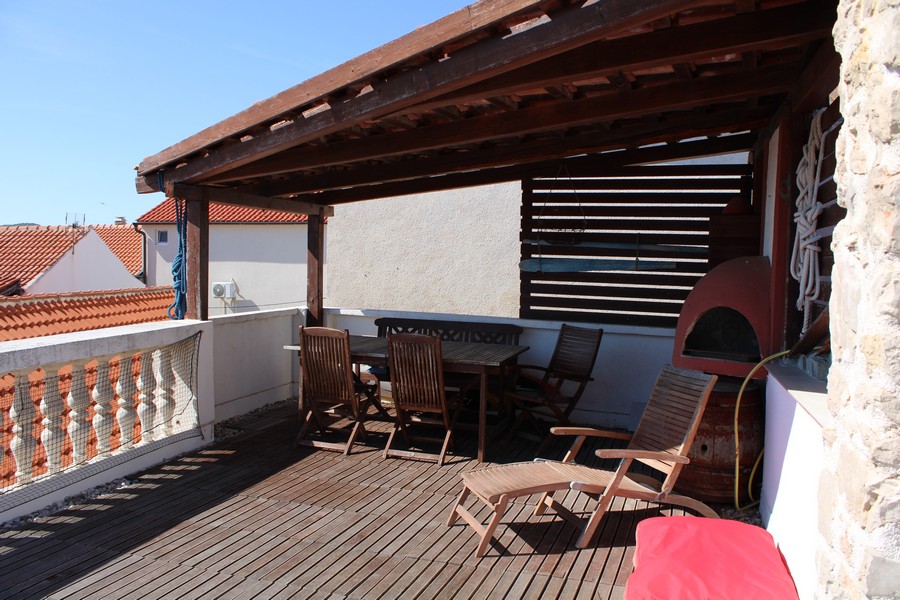 Zadaszona część tarasu na dachu posesji H3023 w Betina na Murterze.