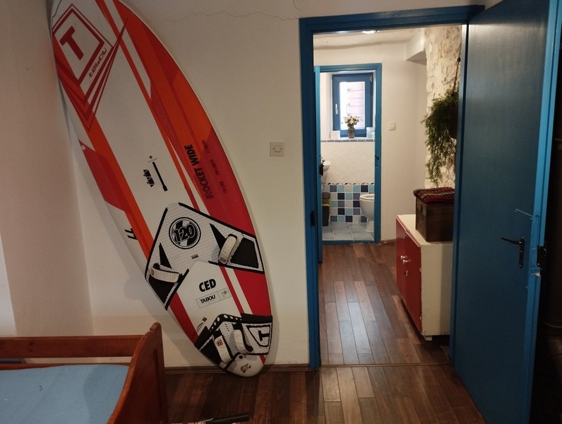 Widok na korytarz z deską surfingową, odpowiednią dla każdego, kto chce kupić dom w Chorwacji.