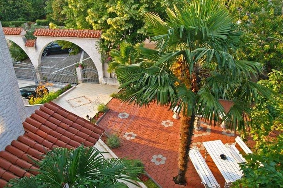 Dziedziniec z palmami, dom w Porec, Chorwacja