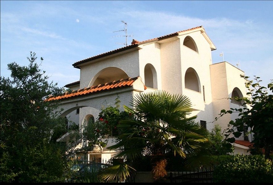 Fasada domu z łukami, dom w Porec, Chorwacja