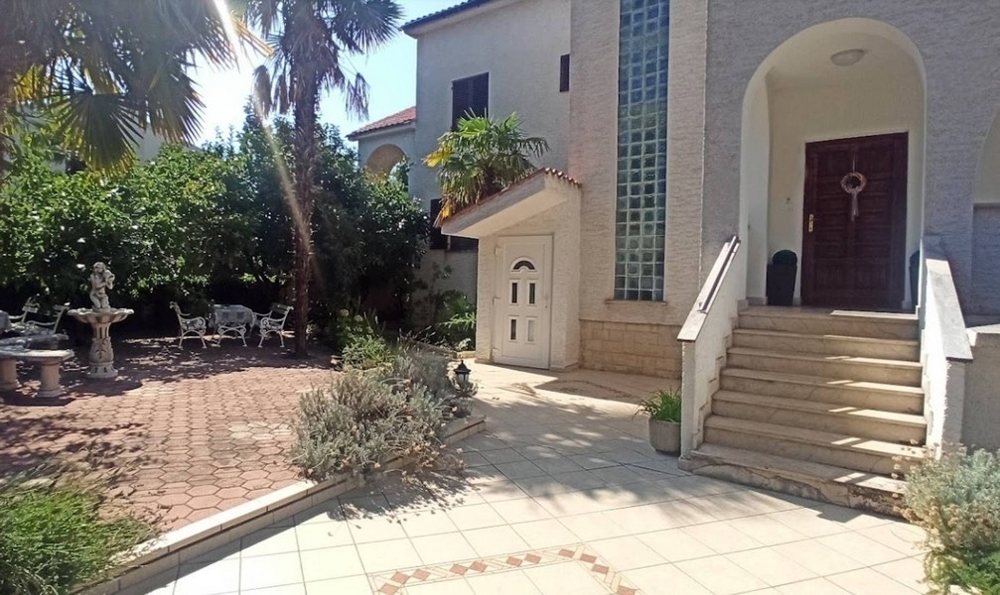 Wejście ze schodami zewnętrznymi i ogrodem, dom w Porec, Chorwacja