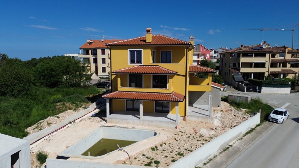 Nieruchomości w Chorwacji, kup willę z basenem w Medulin. Przestronna willa z basenem w budowie, otoczona sąsiednimi domami