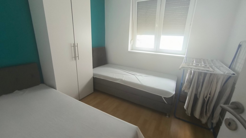 Sypialnia z oknem i meblami