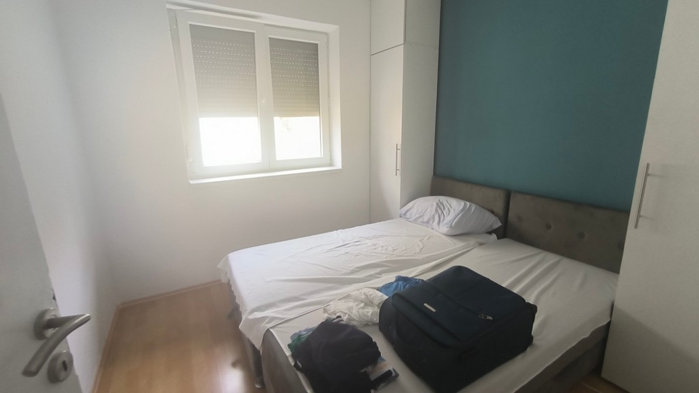 Mała sypialnia z oknem