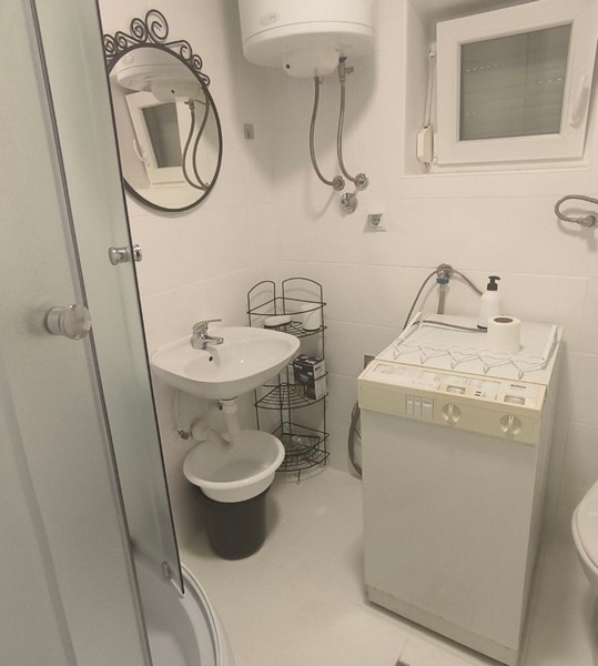 Łazienka z prysznicem i oknem