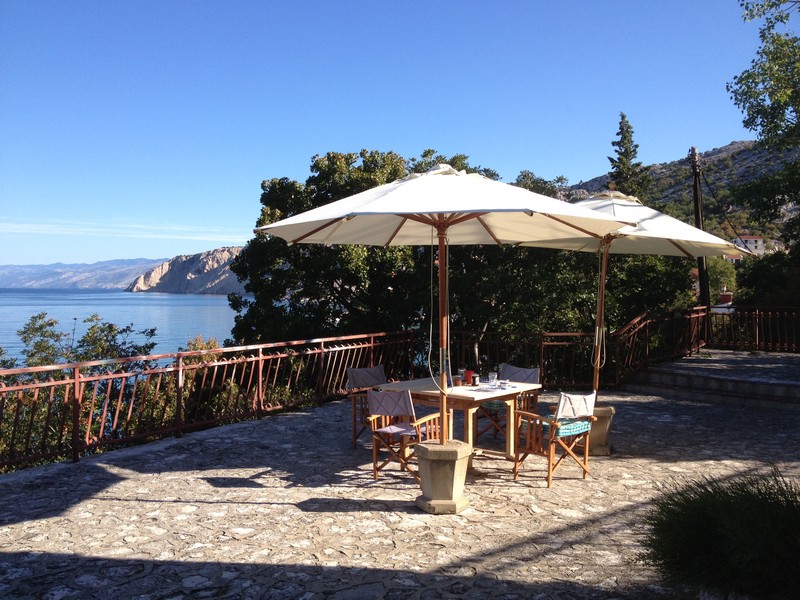 Duży taras nadmorski domu H3033 na sprzedaż w Chorwacji.