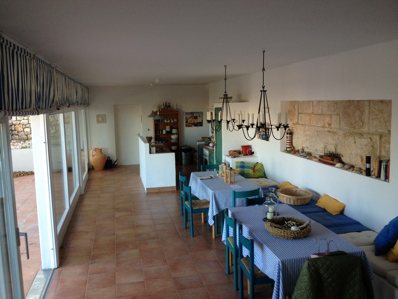 Jadalnia i widok na odnowioną kuchnię.