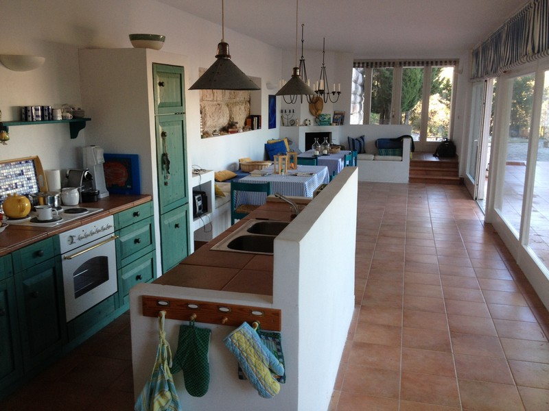 Kuchnia śródziemnomorska w domu H3033 na sprzedaż w pobliżu Senj w Chorwacji.