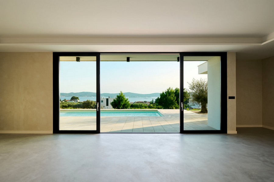 Część dzienna z widokiem na morze i basen.