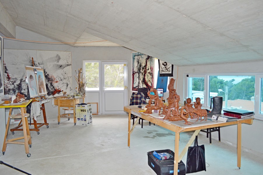 Pracownia na poddaszu.