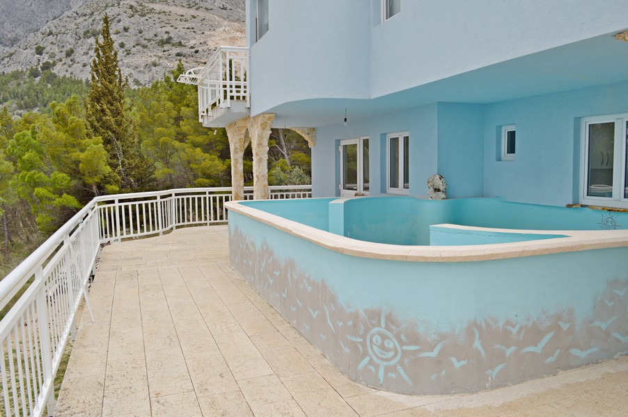 Duży taras z widokiem na basen i morze, idealne miejsce na zakup domu w Chorwacji