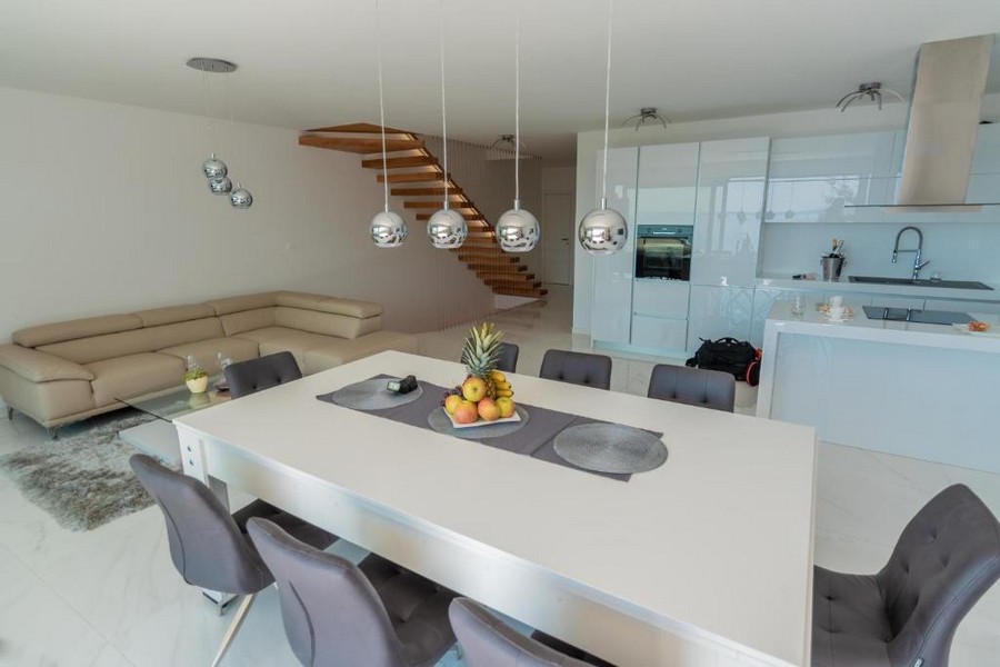 Jasny i przestronny salon i jadalnia z nowoczesną kuchnią