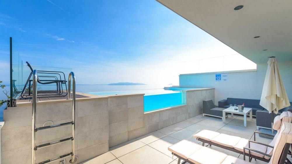 Taras z basenem i panoramicznym widokiem na morze