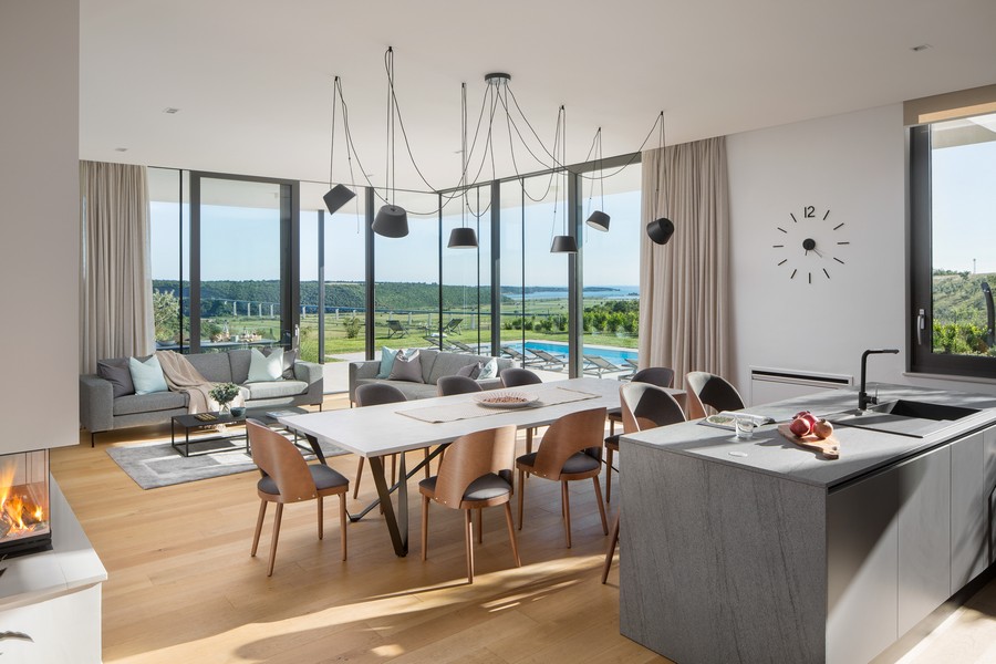 Jadalnia i kuchnia oraz widok na morze w oddali.