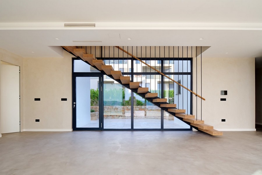 Na sprzedaż widok wnętrza willi w Chorwacji z nowoczesnymi schodami