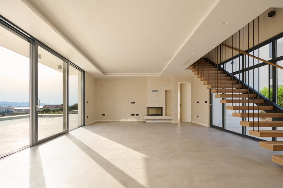 Na sprzedaż jasny salon willi w Chorwacji z kominkiem i dużymi oknami