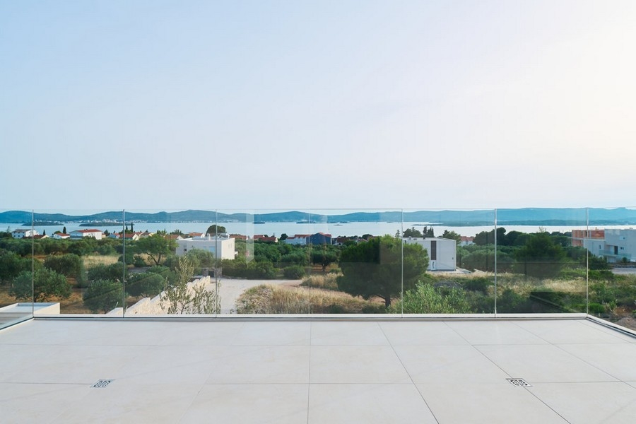 Widok na morze z przestronnego tarasu nieruchomości H3040, Sveti Filip i Jakov.