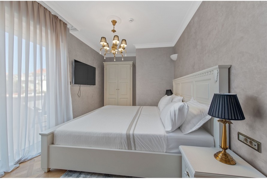 Druga sypialnia w Villa H3042 z dużym łóżkiem i nowoczesnymi udogodnieniami