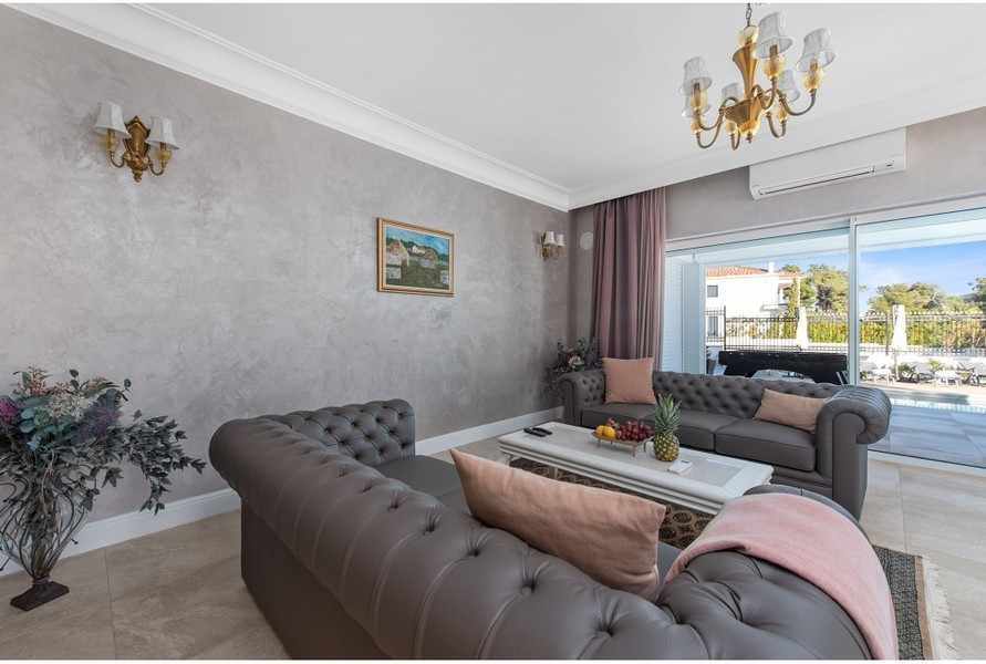 Elegancki salon Villi H3042 z wygodnymi sofami i widokiem na okolicę