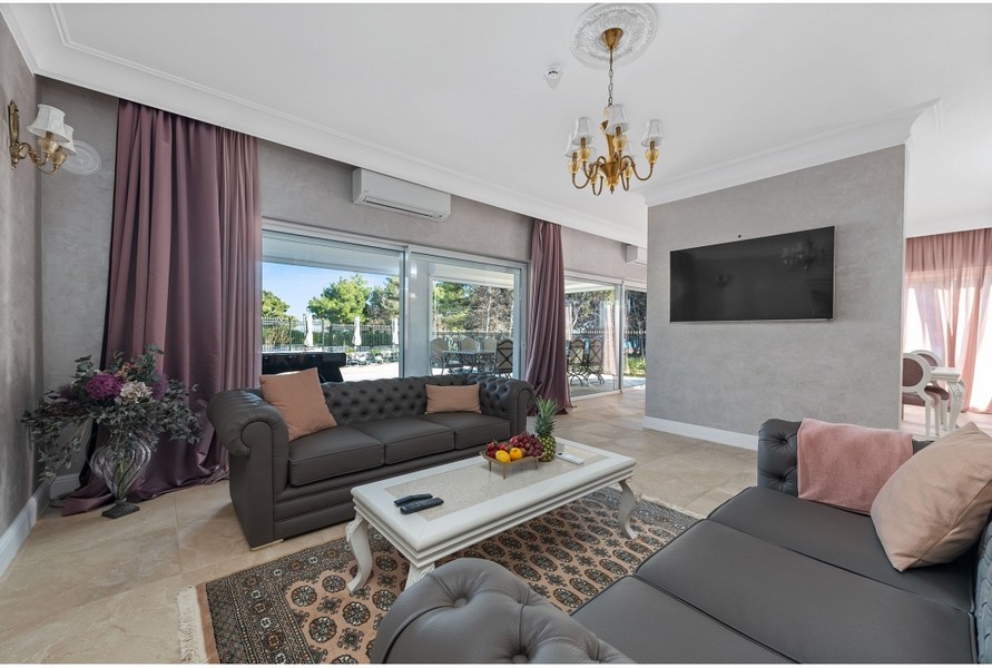 Duży salon w Villi H3042, który łączy się z jadalnią, z widokiem na przestrzeń zewnętrzną