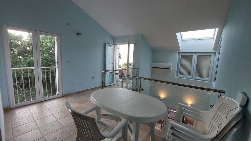 Galeria ze stołem, krzesłami i dostępem do dwóch balkonów w domu w Chorwacji