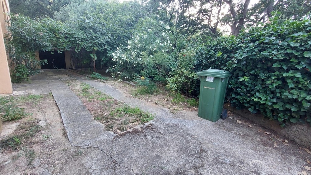 Podjazd i zielony teren zewnętrzny domu w Chorwacji