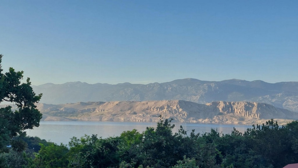 Wspaniałe widoki na morze i okoliczne góry z balkonu w Chorwacji