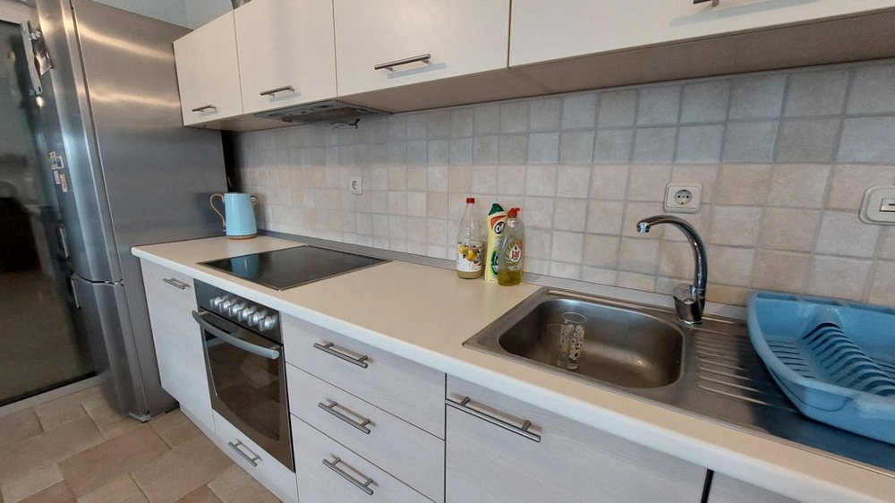 Nowoczesna kuchnia z kuchenką, zlewem i lodówką w domu w Chorwacji