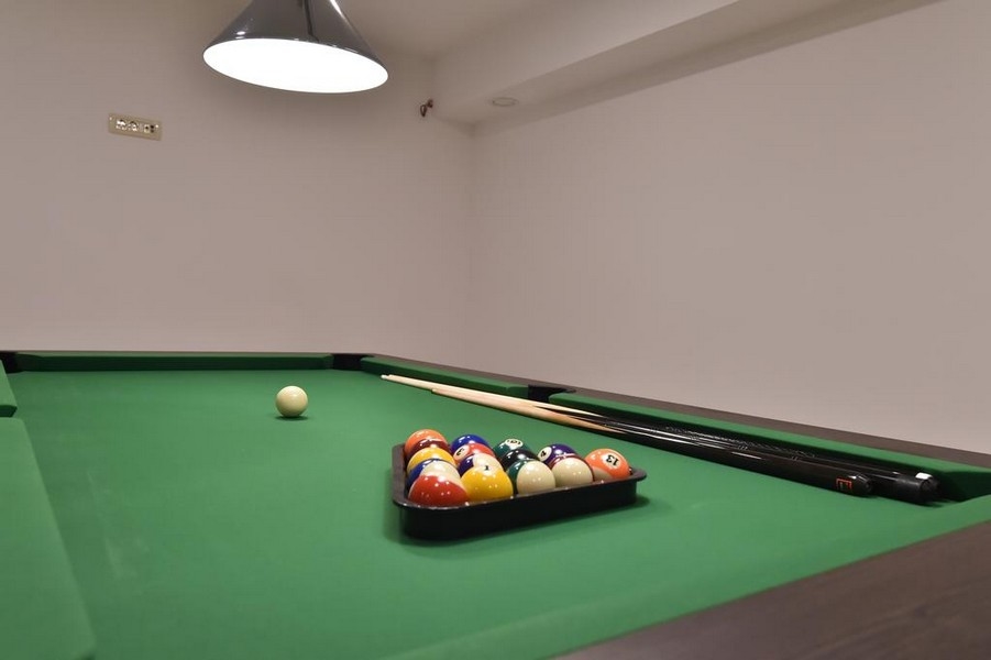 Stół bilardowy w pokoju hobbystycznym domu H3045, który jest na sprzedaż na wyspie Krk.