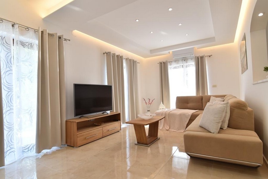 Nowoczesny salon z sofą i telewizorem