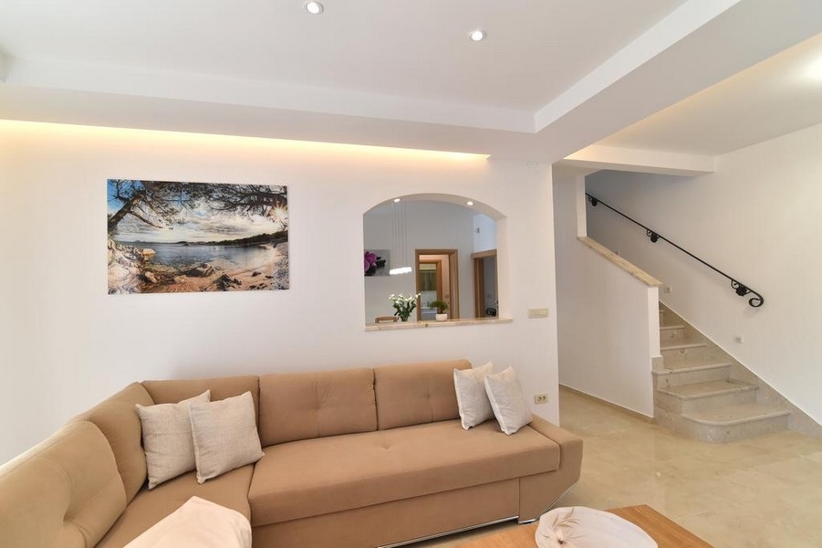 Przytulny salon z sofą i schodami