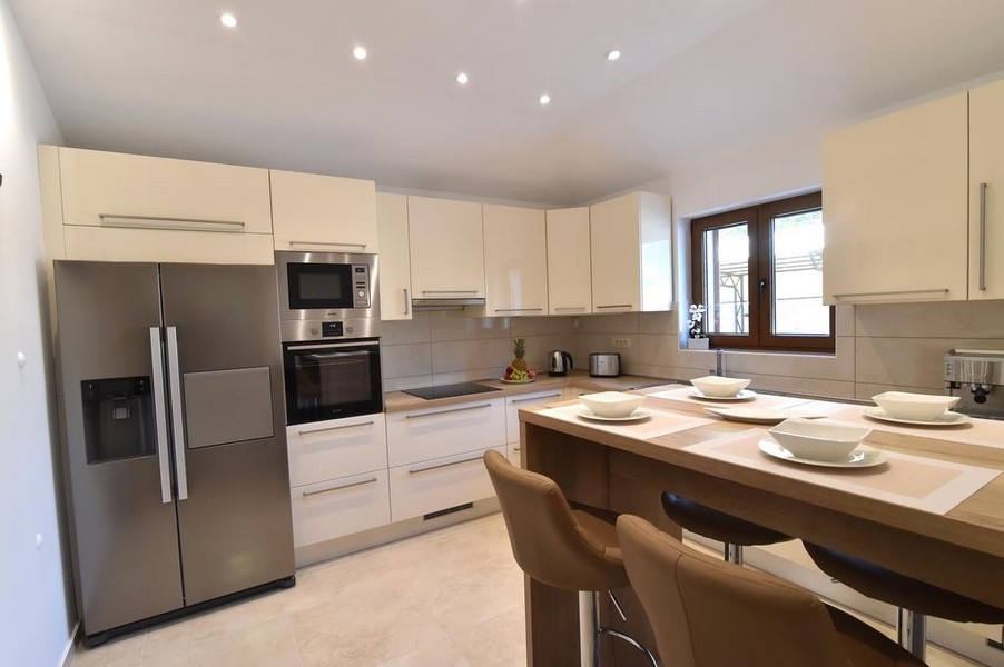 Nowoczesna kuchnia z barem śniadaniowym i wysokiej jakości sprzętem AGD