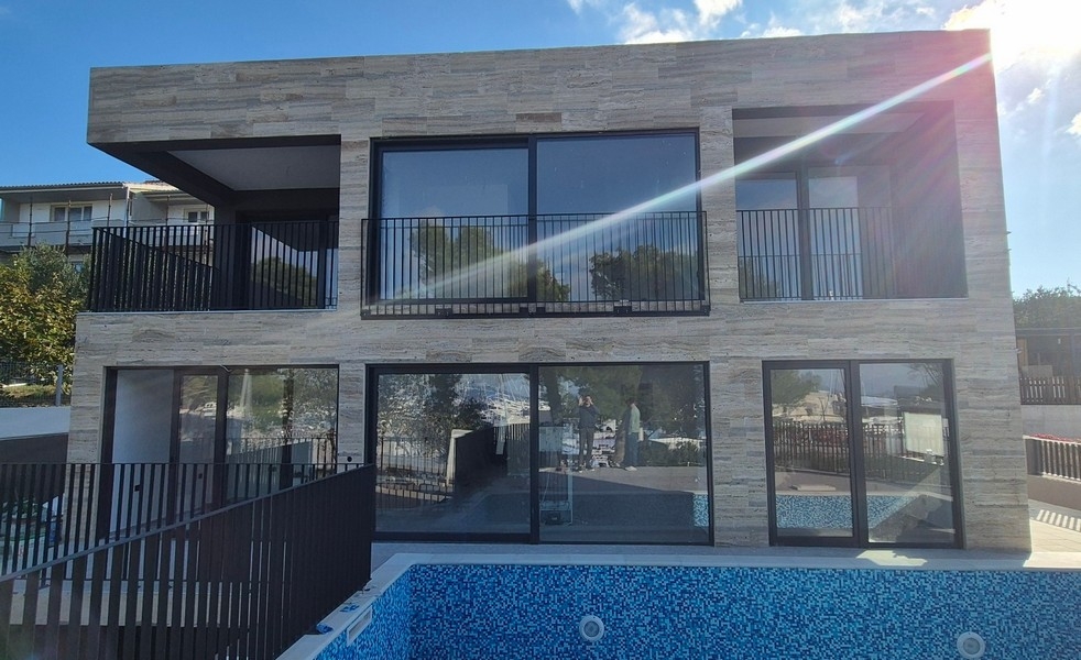 Luksusowe nieruchomości z basenem nad morzem w Chorwacji - Panorama Scouting H3047.