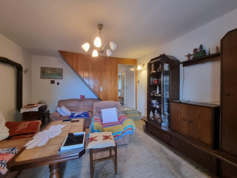 Przytulny salon z drewnianymi meblami i dywanem w domu w Sveti Juraj w Chorwacji