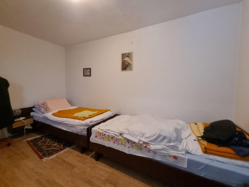 Sypialnia z dwoma pojedynczymi łóżkami i prostym umeblowaniem w domu w Sveti Juraj w Chorwacji