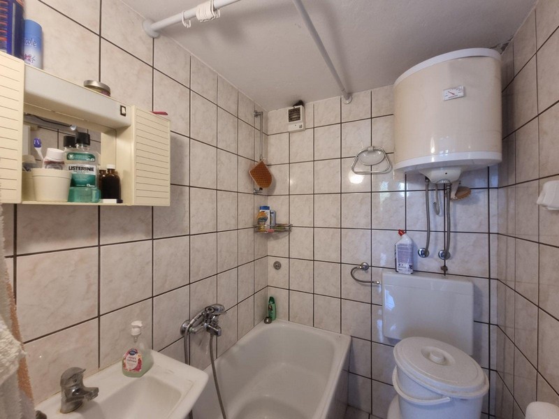 Mała łazienka z wanną, umywalką i toaletą w domu w Sveti Juraj, Chorwacja