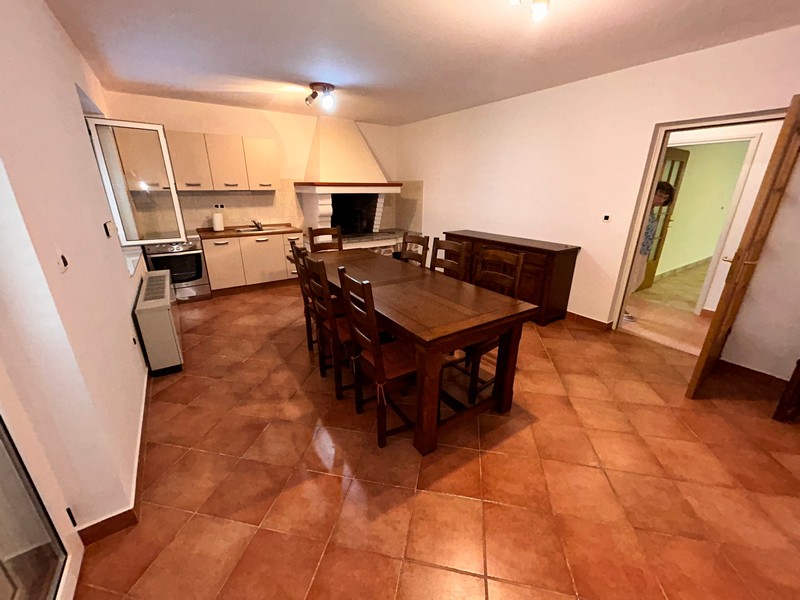 Stół kuchenny i kuchnia.