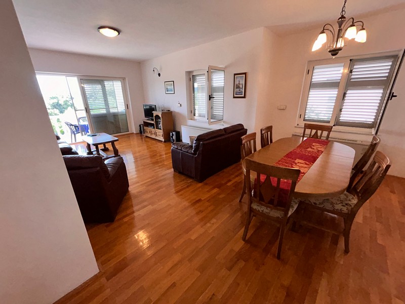 Część dzienna z wysokiej jakości parkietem.